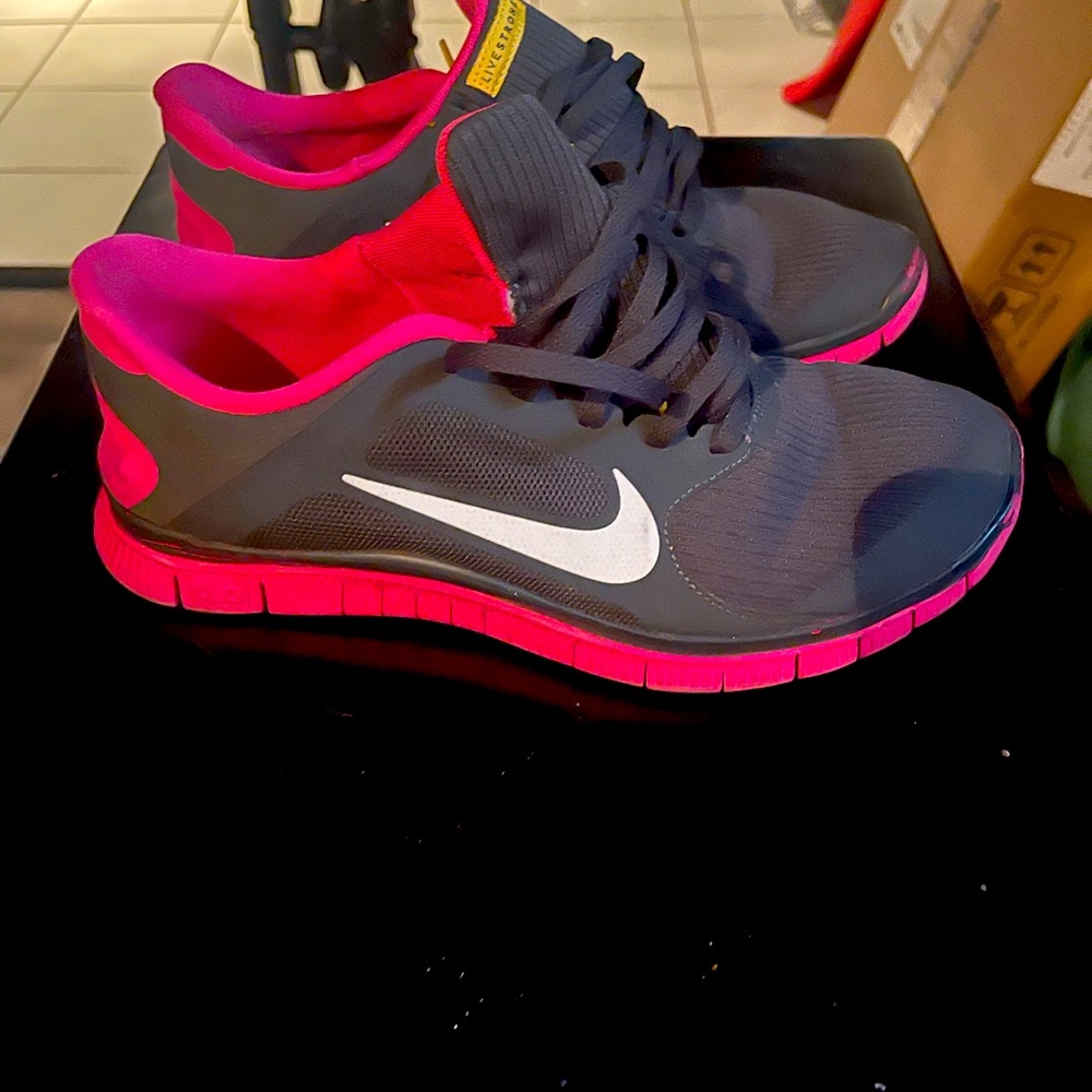Nike Women’s Free v3 Livestrong - Black/Fushia